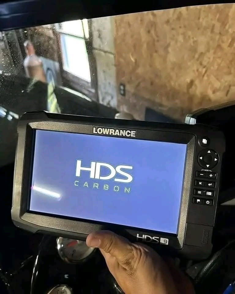 Lowrance HDS-9 Carbon Fishfinder / Chartplotter - Image 2
