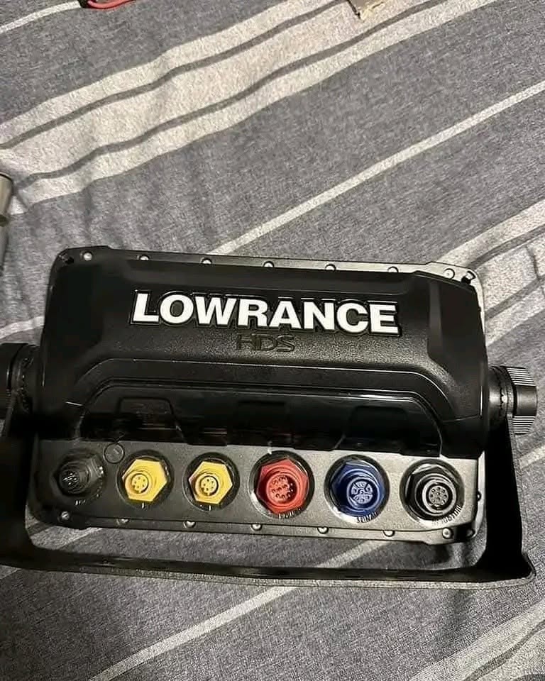 Lowrance HDS-9 Carbon Fishfinder / Chartplotter - Image 3
