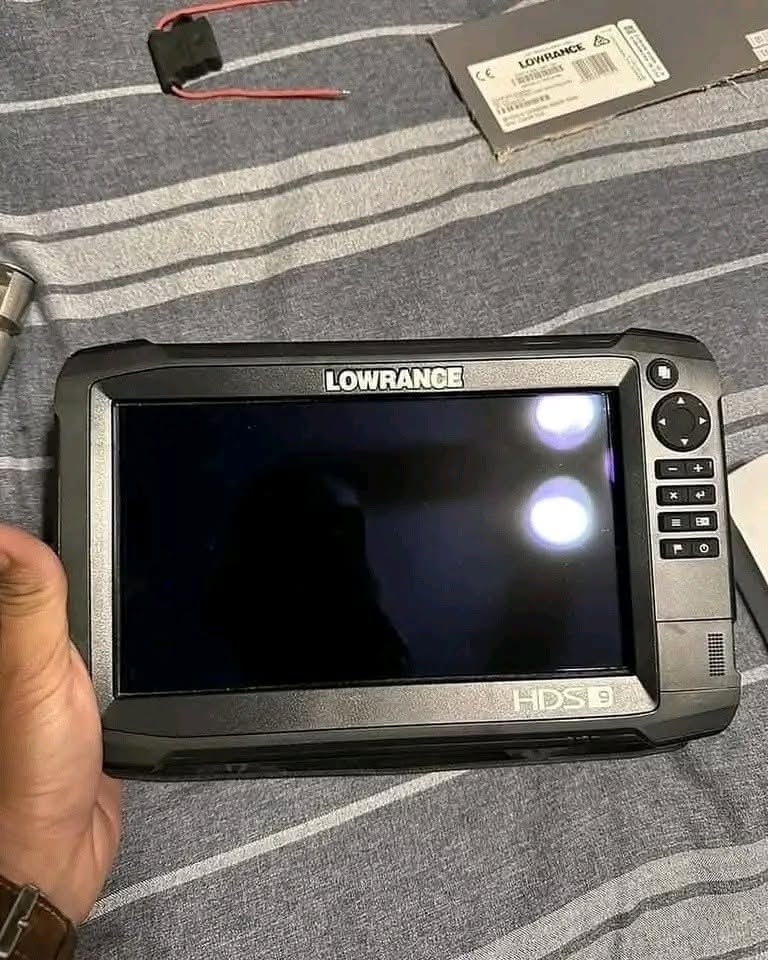 Lowrance HDS-9 Carbon Fishfinder / Chartplotter - Image 4