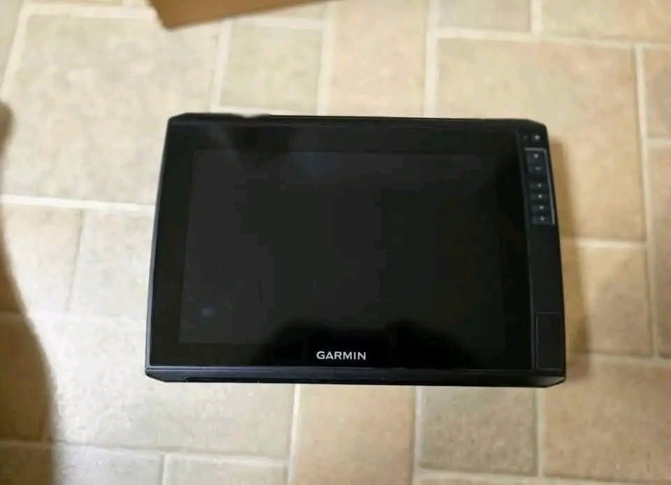 Garmin ECHOMAP Ultra 2 126sv — 12" Chartplotter / Fishfinder Combo
